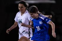 Palo VerdeÕs Lauren Kinkead (14) and Bishop GormanÕs Hunter Borgel (24) during the se ...