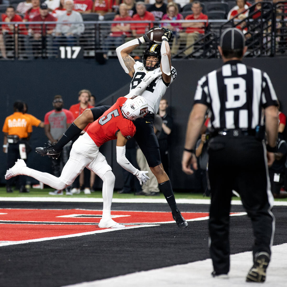 UNLV defensive back Cameron Oliver (5) can’t stop a touchdown catch by Vanderbilt tight ...
