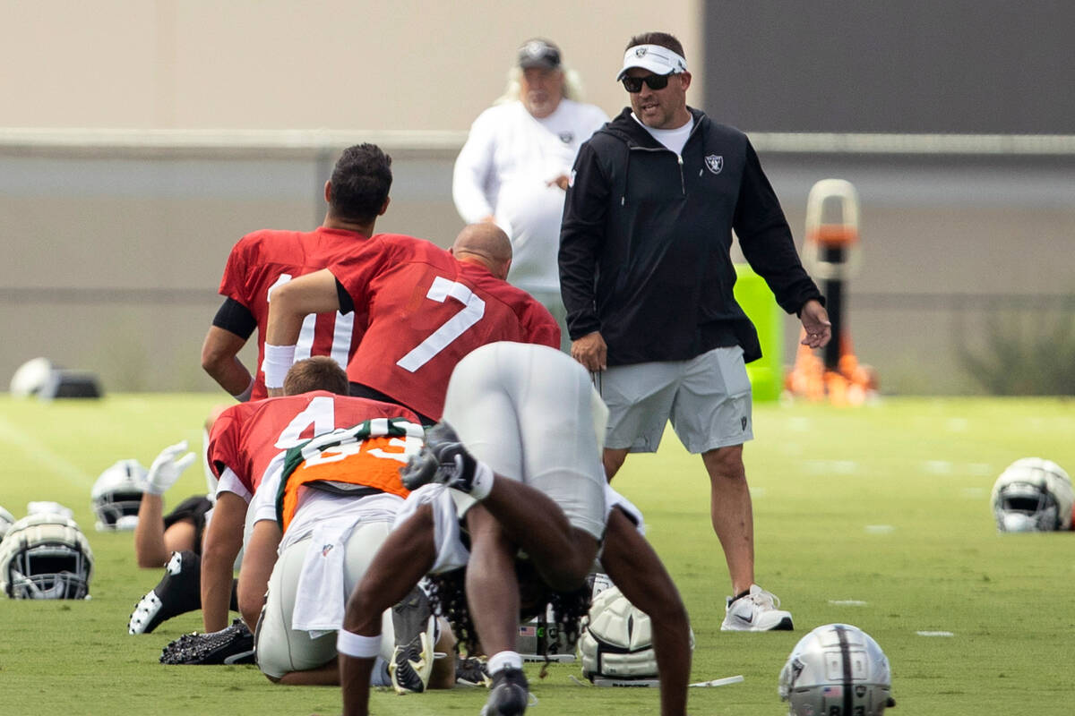 Raiders head coach Josh McDaniels speaks to quarterbacks Jimmy Garoppolo (10) and Brian Hoyer ( ...