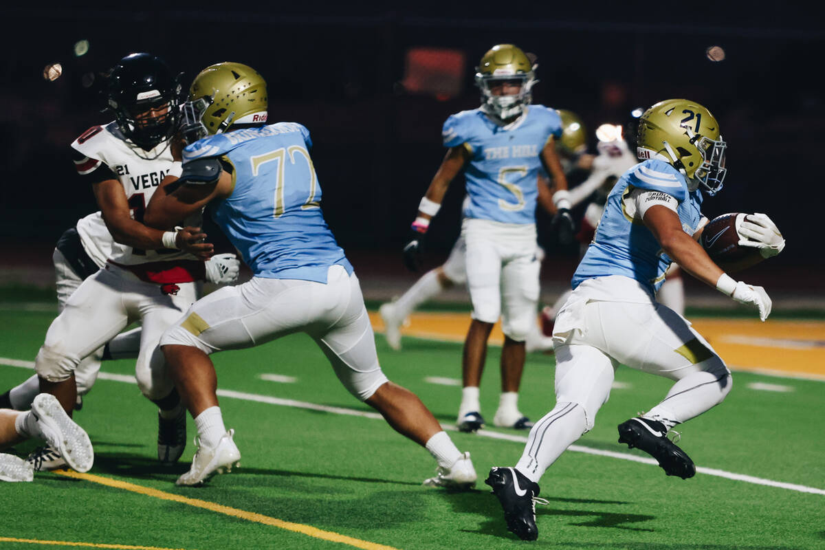 Foothill running back Avant Gates Jr. (21) runs the ball down the field during a game against L ...