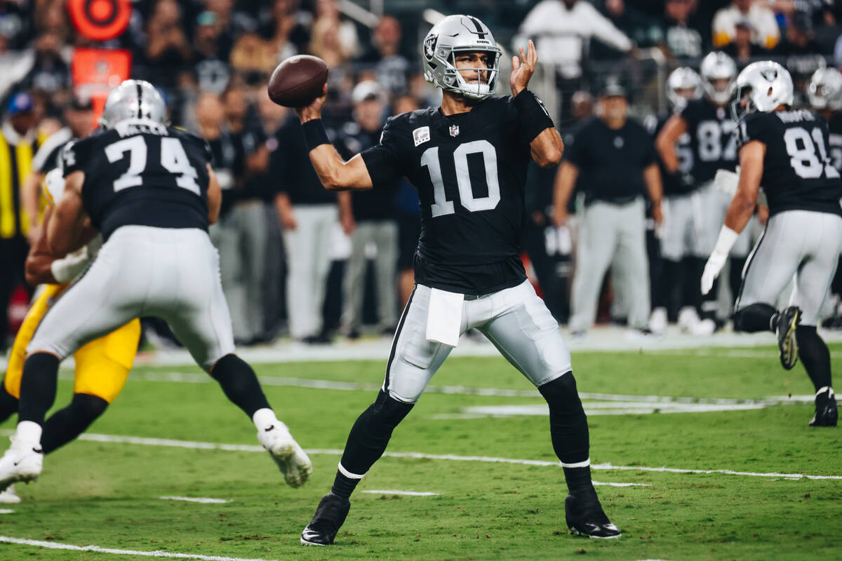 Raiders quarterback Jimmy Garoppolo (10) throws the ball to a teammate during the first half of ...