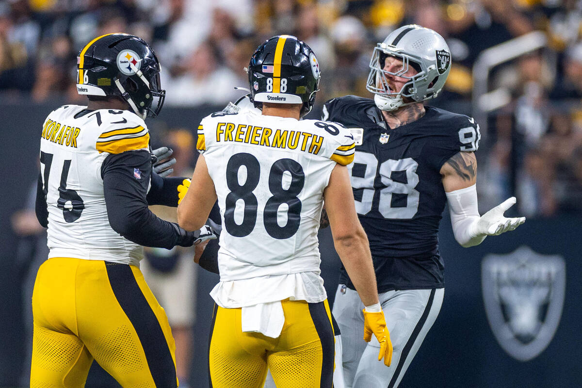 Raiders defensive end Maxx Crosby (98) gets into an argument with Pittsburgh Steelers tight end ...
