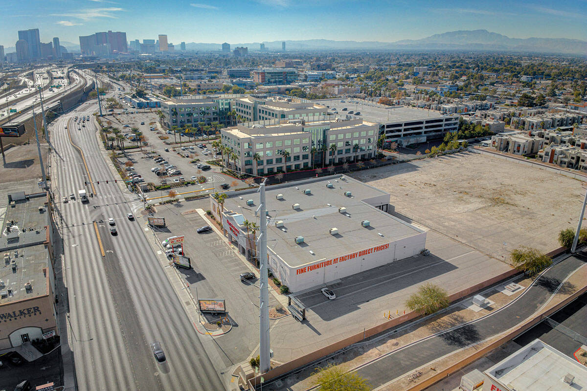 Las Vegas City Hall located at 495 S. Main St. in downtown Las Vegas. (Las  Vegas Review-Journal)