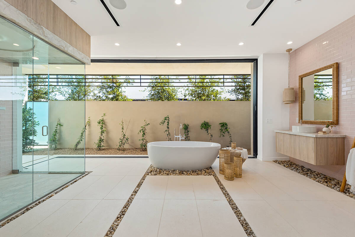 Master bath. (Coldwell Banker Premier Realty)