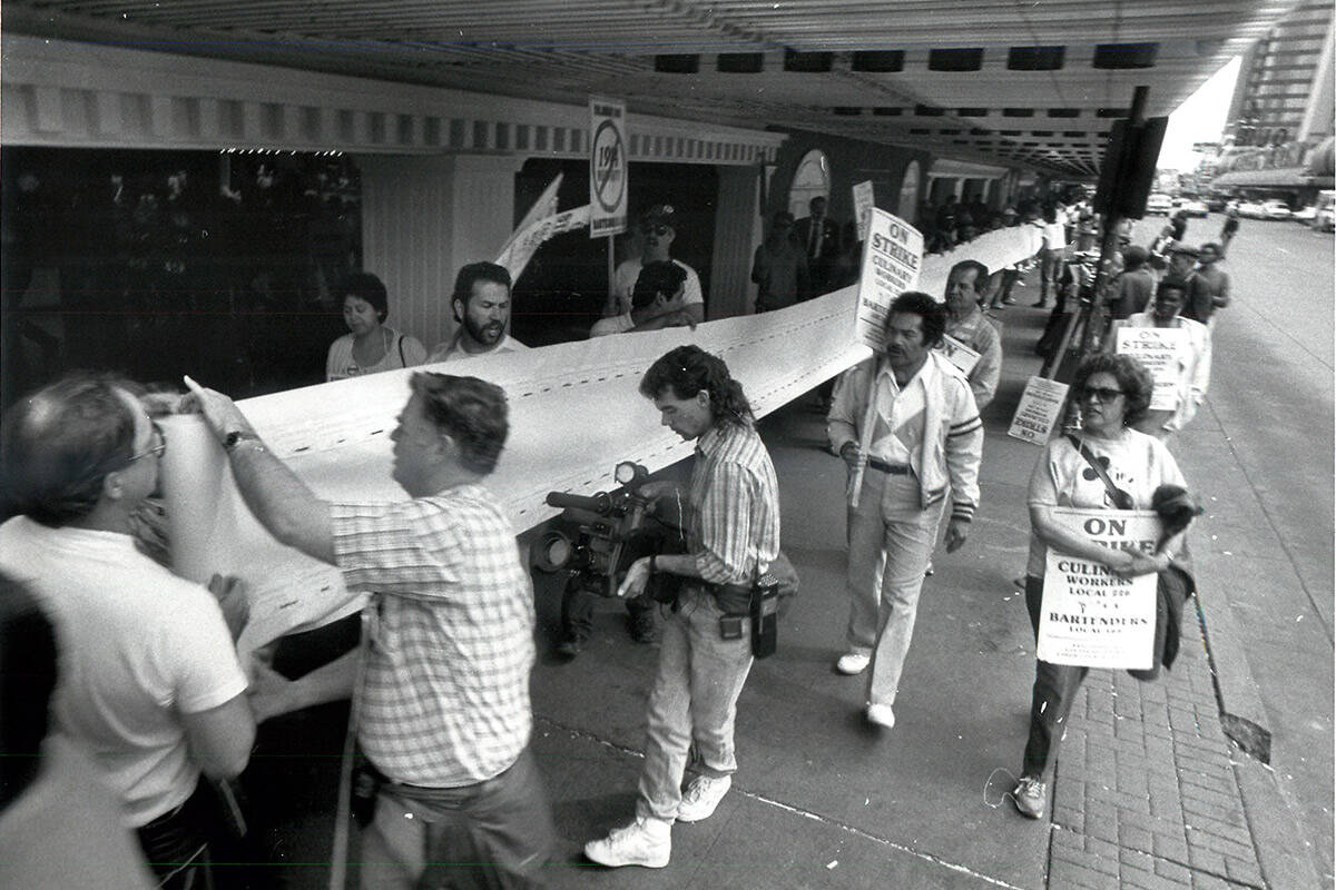 Protestors create a banner on March 9, 1990. (Las Vegas Review-Journal)