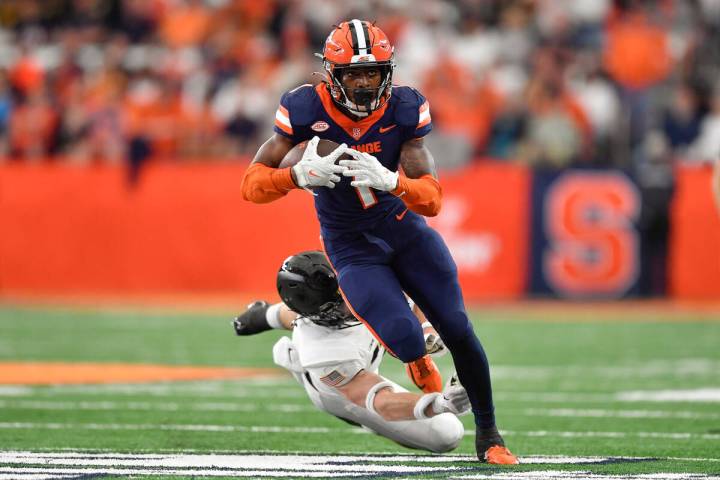 Syracuse running back LeQuint Allen Jr. (1) avoids a tackle by Army linebacker Leo Lowin (31) d ...