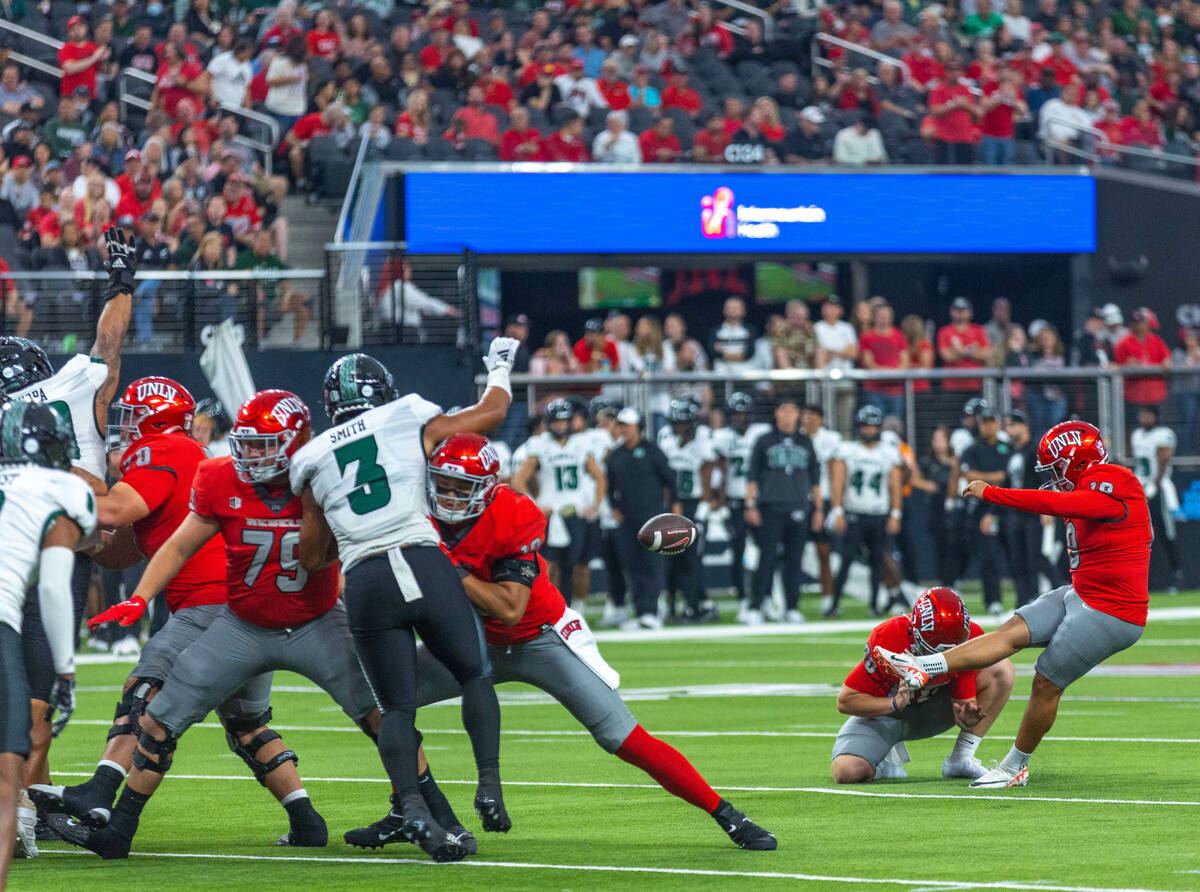 UNLV place kicker Jose Pizano (18) kicks another field goal against Hawaii during the first hal ...