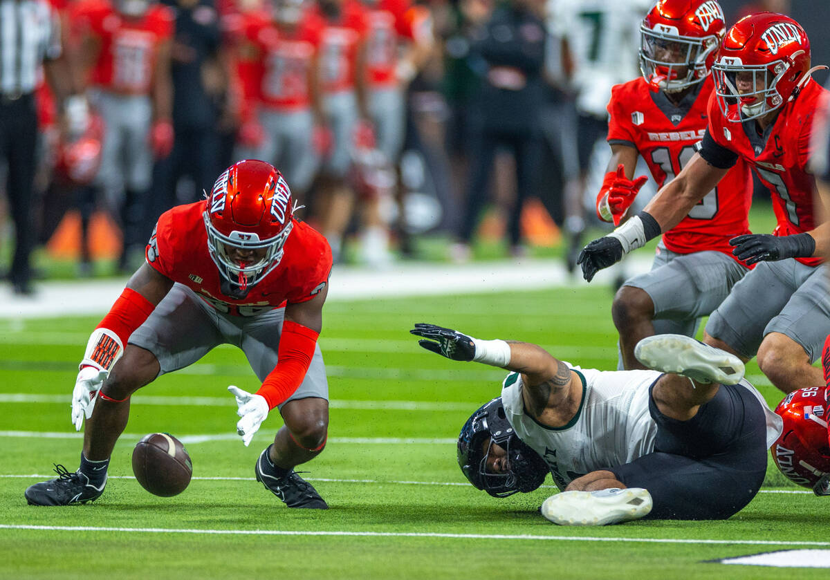 UNLV defensive back Thomas Anderson (36) scoops up a Hawaii fumble during the first half of the ...