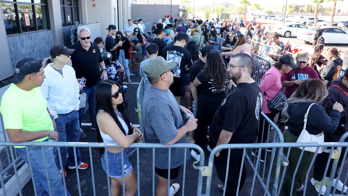 People wait in line for the grand opening of Zippy’s at the corner of Badura Avenue and ...