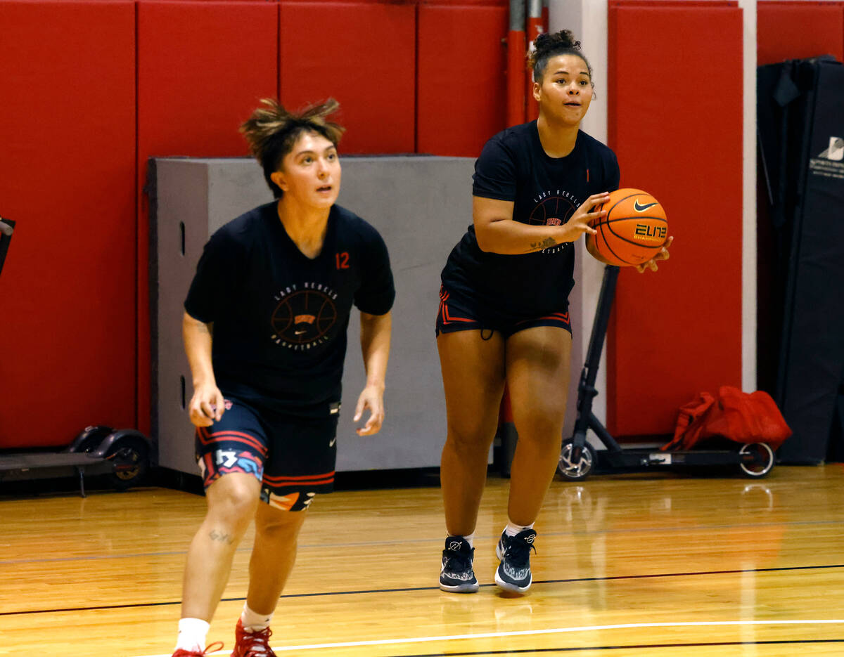 UNLV Lady Rebels forward Nneka Obiazor (1) passes the ball as Alyssa Durazo-Frescas (12) takes ...