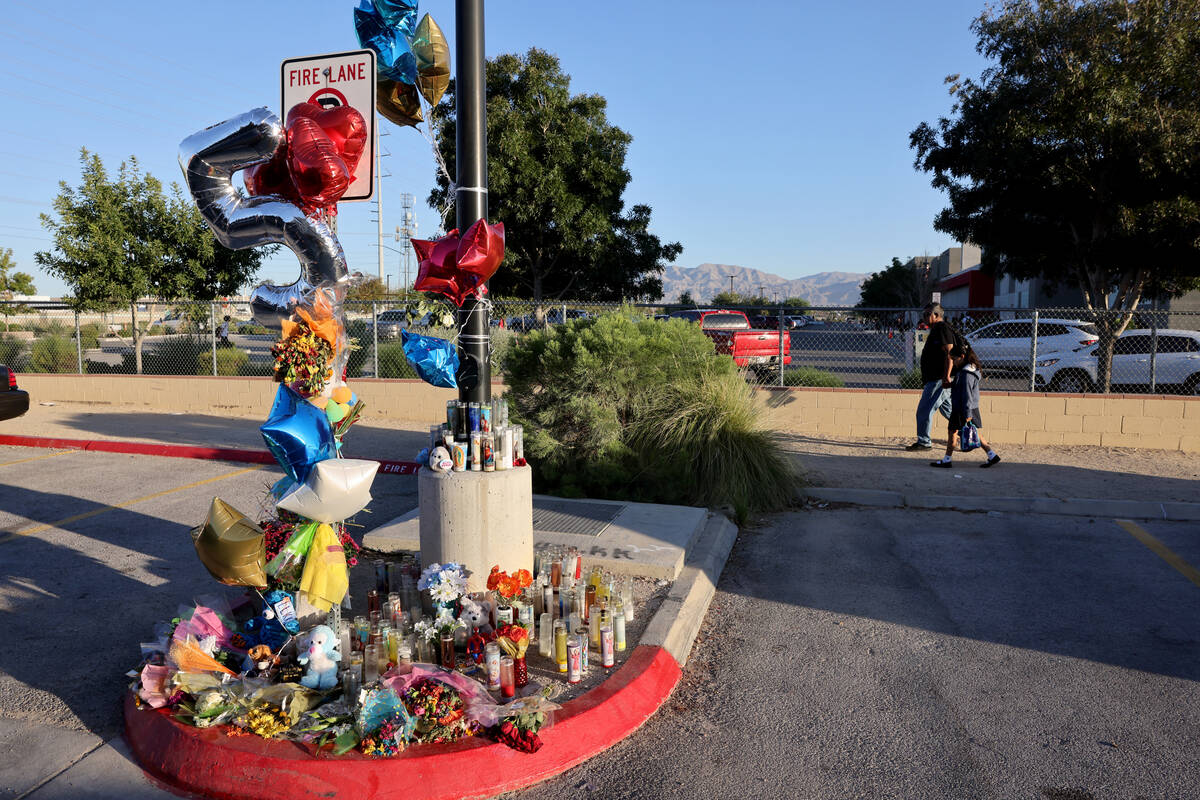 Students and parents walk to school at Somerset Academy’s Losee in North Las Vegas, Mond ...