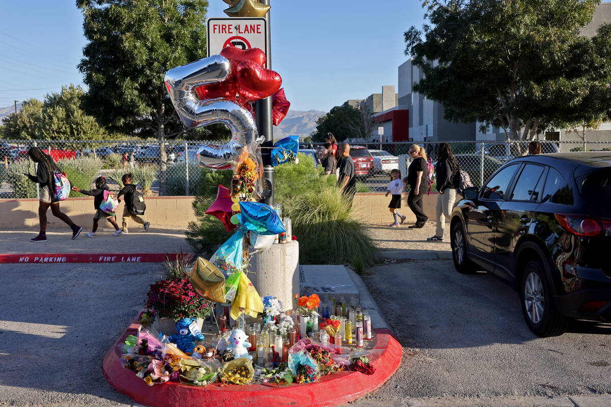 Students and parents walk to school at Somerset Academy’s Losee in North Las Vegas, Mond ...