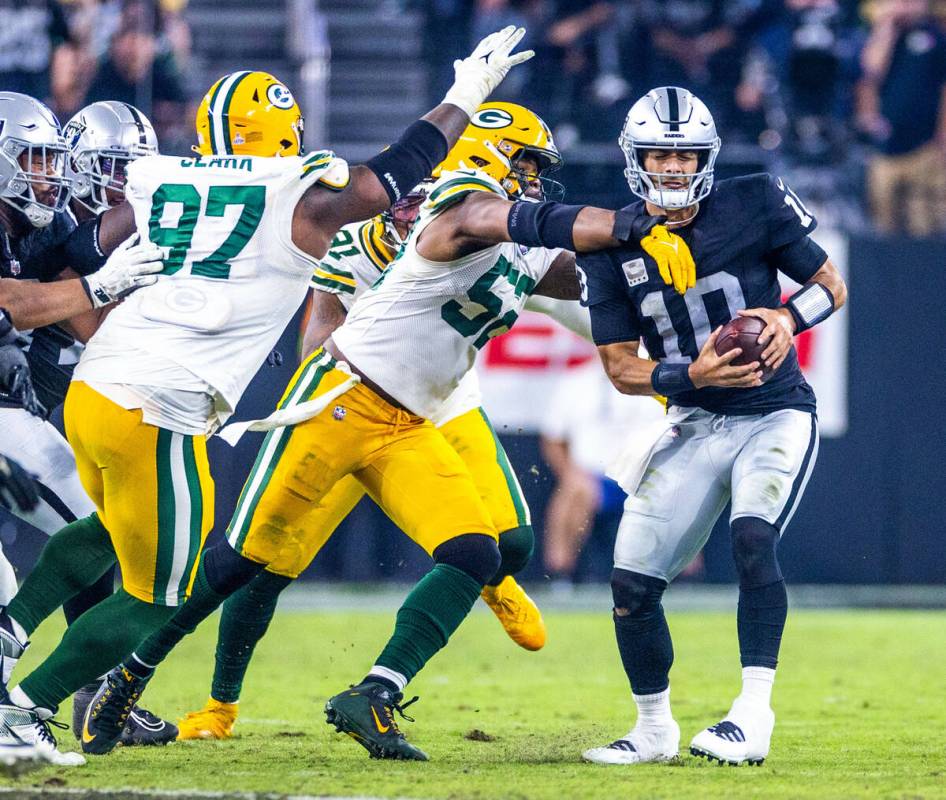 Raiders quarterback Jimmy Garoppolo (10) is pressured by Green Bay Packers linebacker Rashan Ga ...
