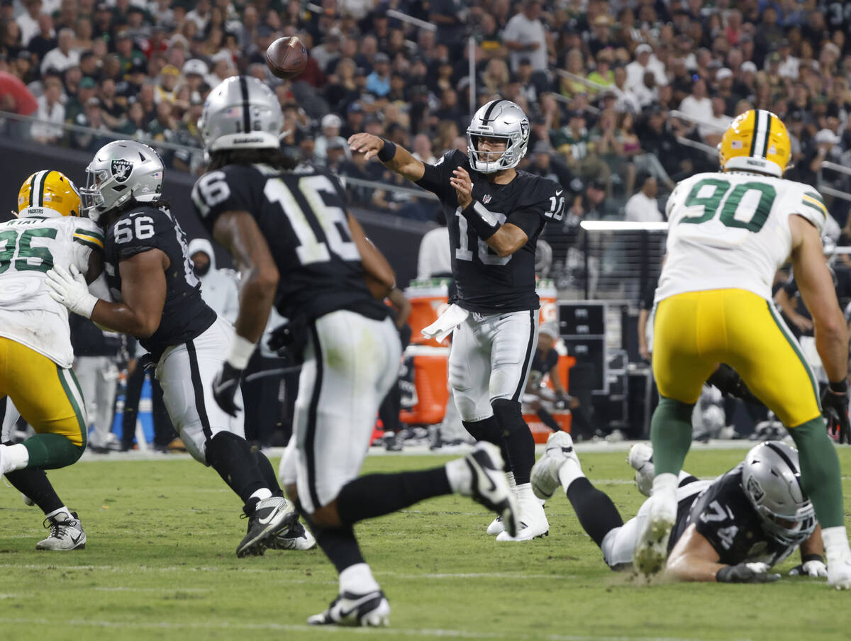 Raiders quarterback Jimmy Garoppolo (10) throws a touchdown pass to wide receiver Jakobi Meyers ...