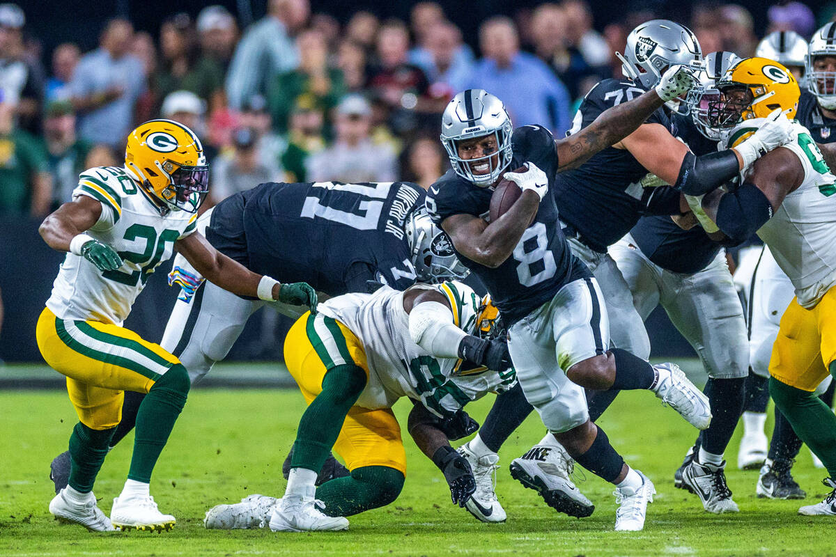 Raiders running back Josh Jacobs (8) breaks into the open against the Green Bay Packers during ...