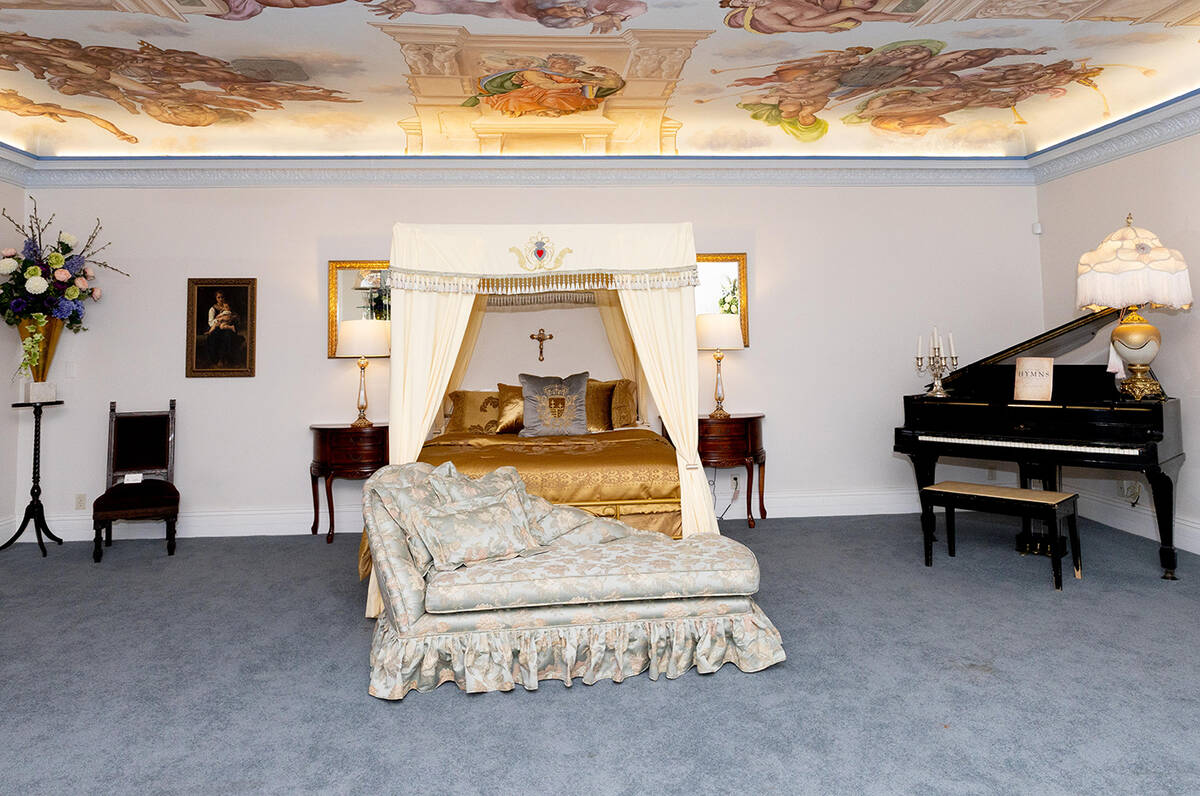 Liberace's bedroom was re-created. (Tonya Harvey Real Estate Millions)