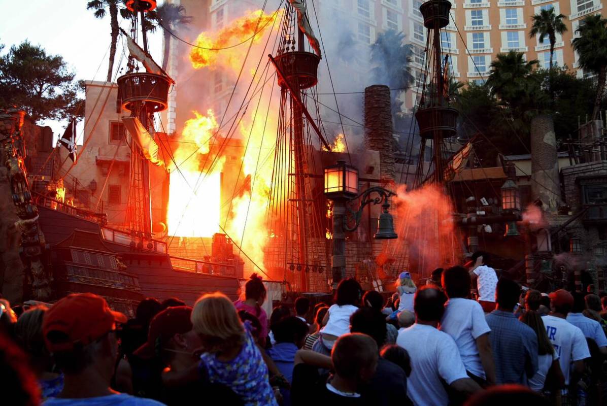 Treasure Island Pirate battle in July, 2003. (RJ photo by John Gurzinski)