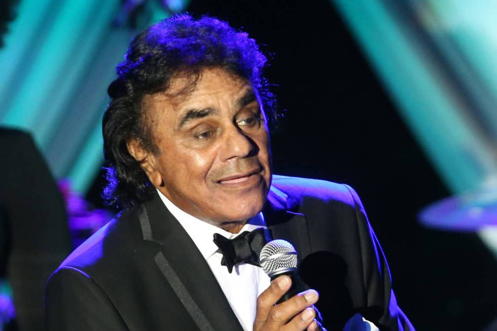 Ο Johnny Mathis εμφανίζεται στη σκηνή στο γκαλά Clive Davis Pre-Grammy 2015 στο Beverly Hilton Hotel...