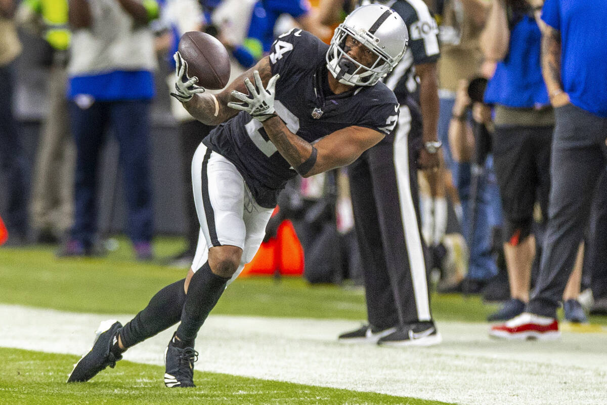 Vegas Raiders cornerback Marcus Peters (24) attempts to make an interception against the New Yo ...