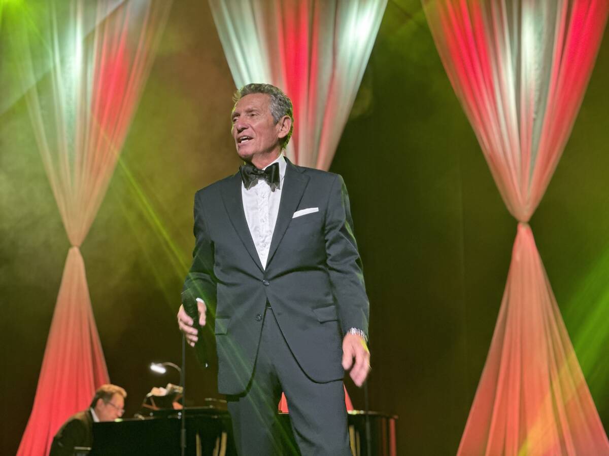 Bob Anderson performs during a wedding vow-renewal ceremony for nearly 300 couples as Las Vegas ...