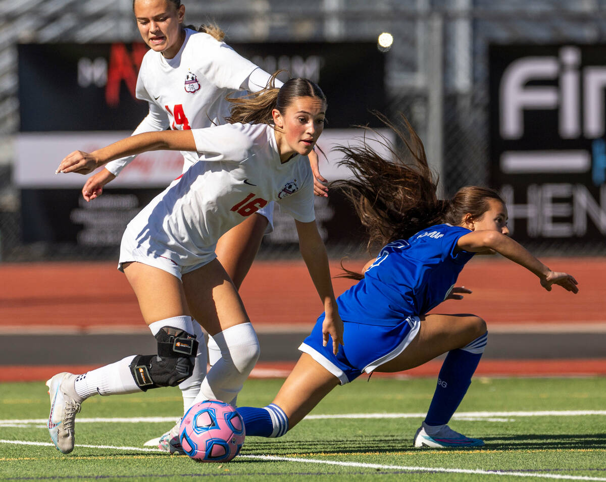 Coronado defender Mia Schlachter (16) chases down the ball after fending off Bishop Gorman forw ...