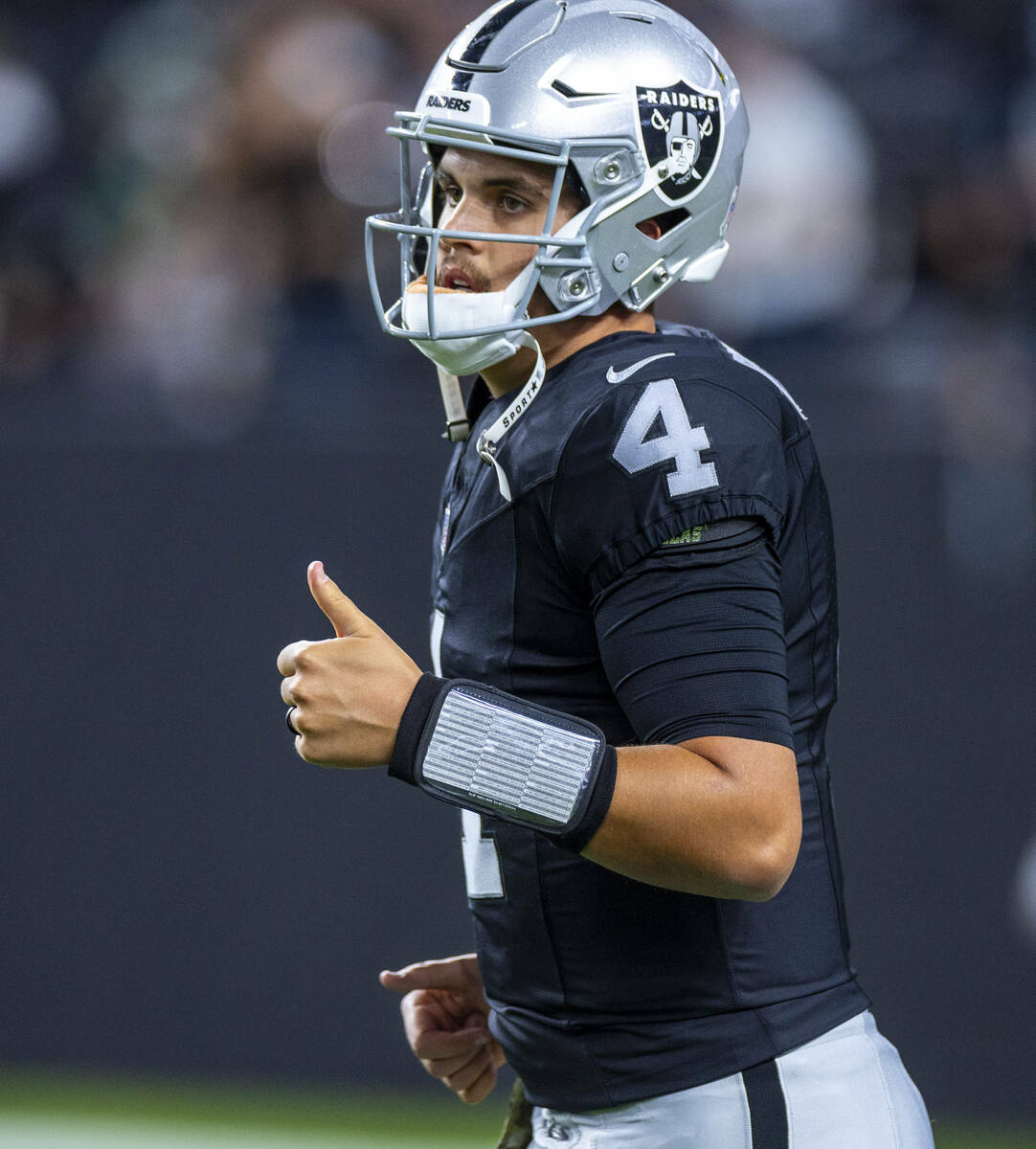 Raiders quarterback Aidan O'Connell (4) gives a "thumbs up" during warmups before the ...