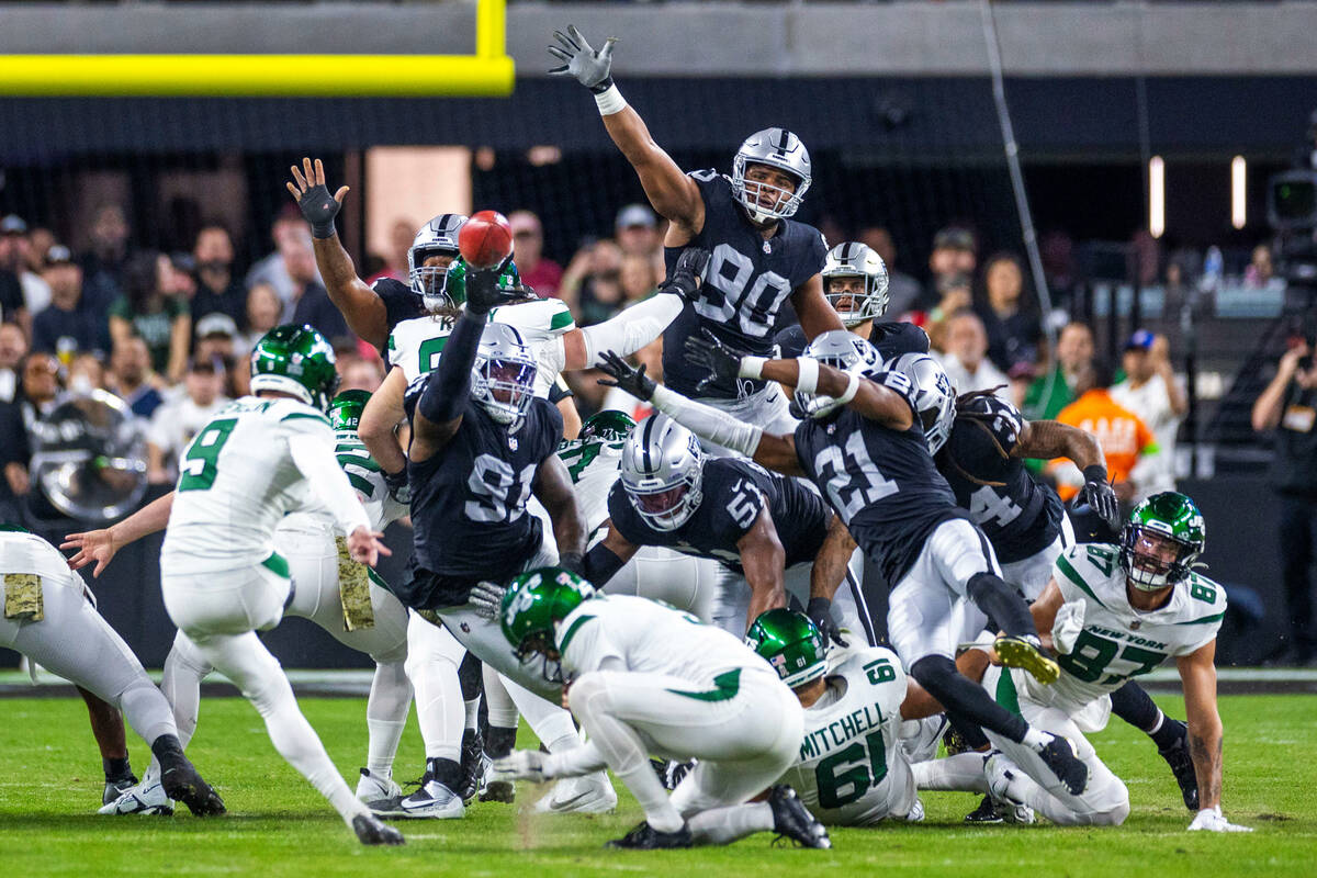 Raiders defensive tackle Bilal Nichols (91) extends for a block attempt on a field goal by New ...