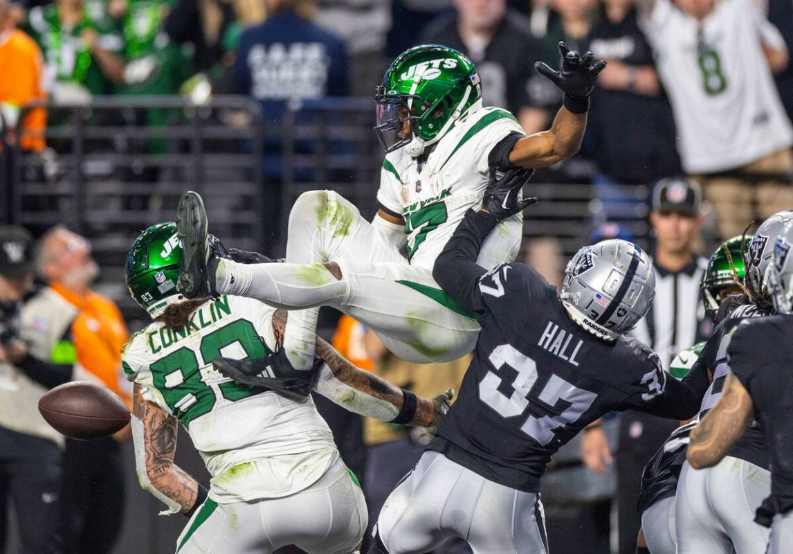 New York Jets wide receiver Garrett Wilson (17) is unable to make a catch in the end zone to wi ...
