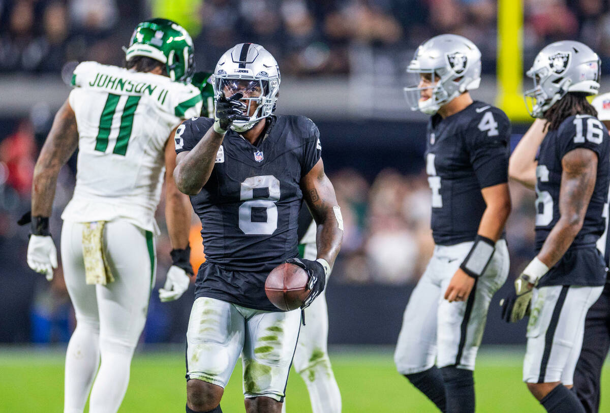 Raiders running back Josh Jacobs (8) signals another first down against the New York Jets durin ...