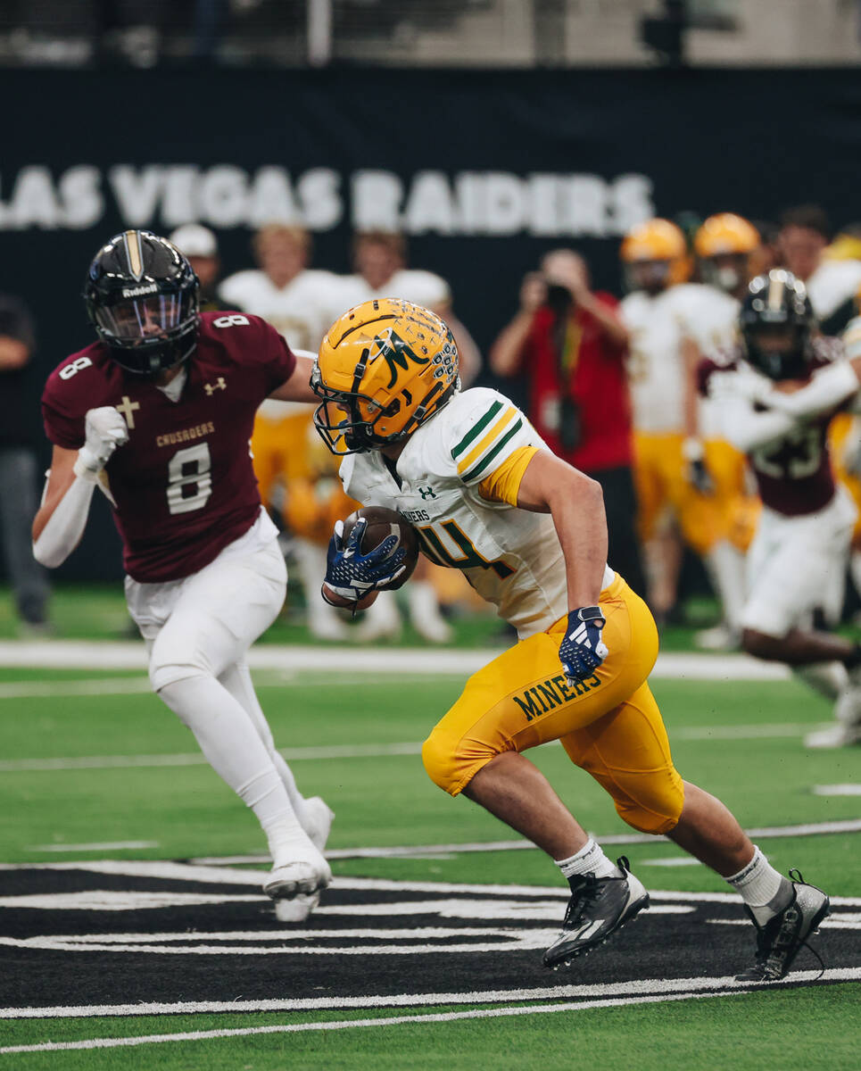 Bishop Manogue running back Cody Fleischmann (24) runs with the ball during a class 5A Division ...