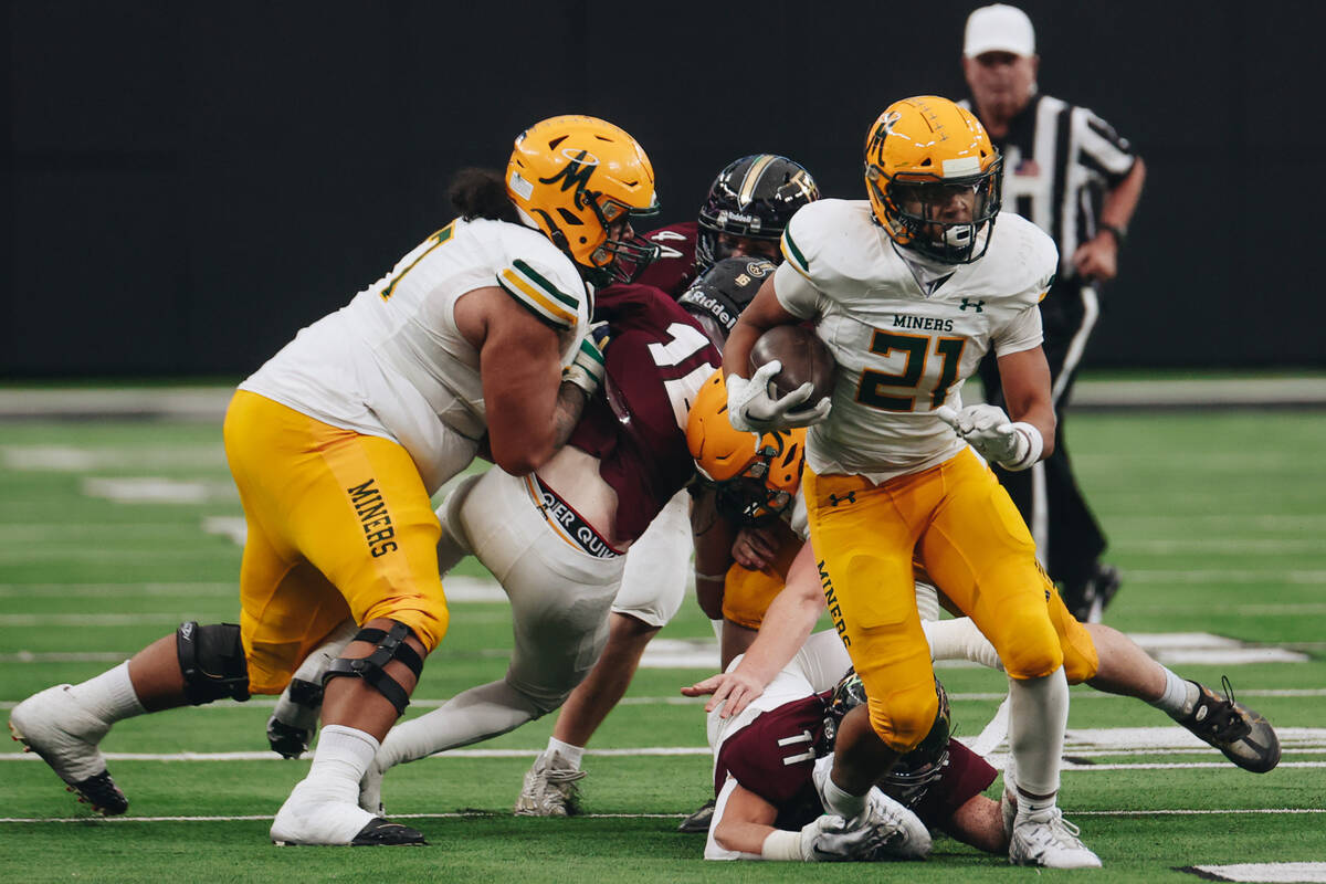 Bishop Manogue running back Jadyn Buckner (21) runs the ball during a class 5A Division II stat ...