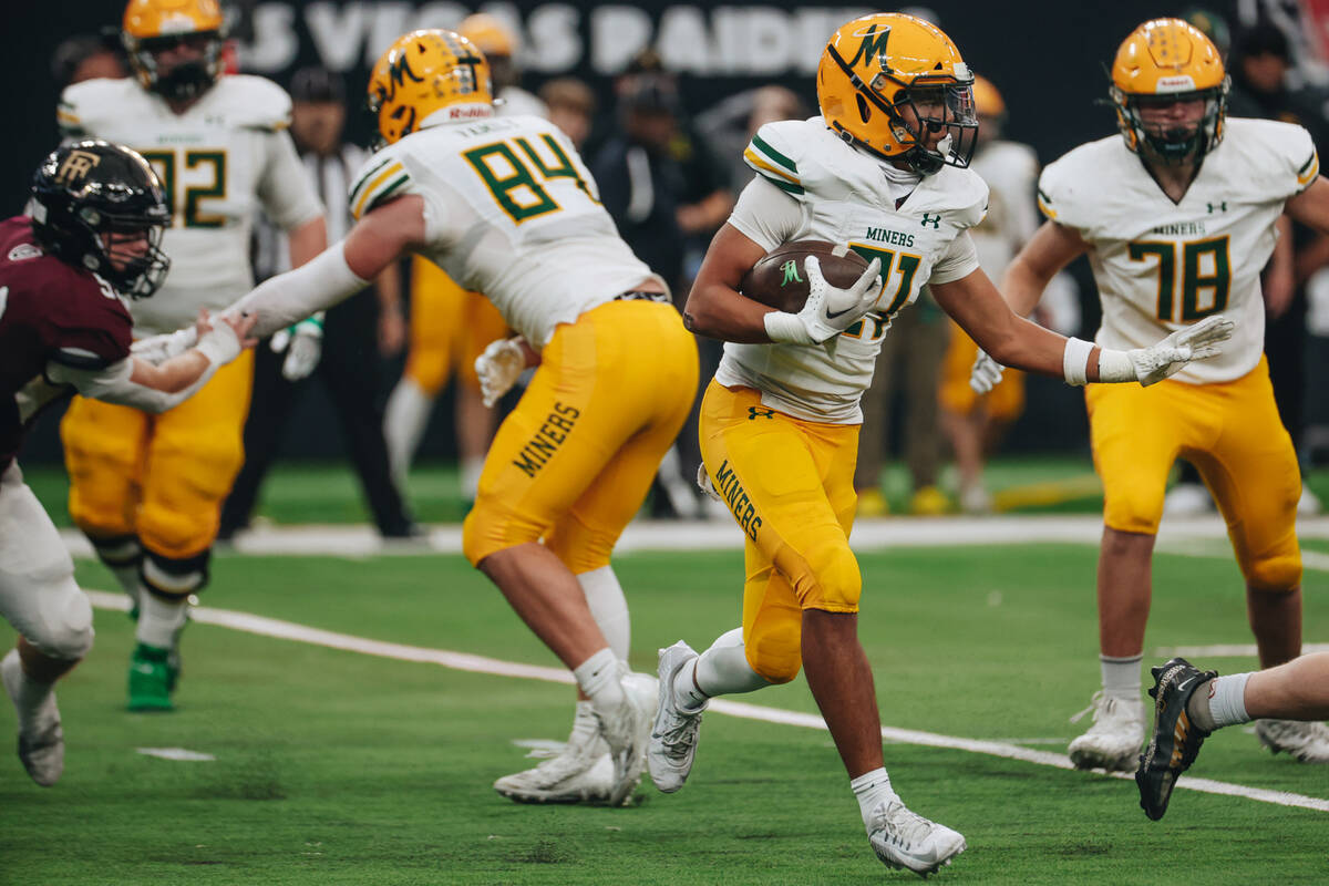 Bishop Manogue running back Jadyn Buckner (21) runs the ball during a class 5A Division II stat ...