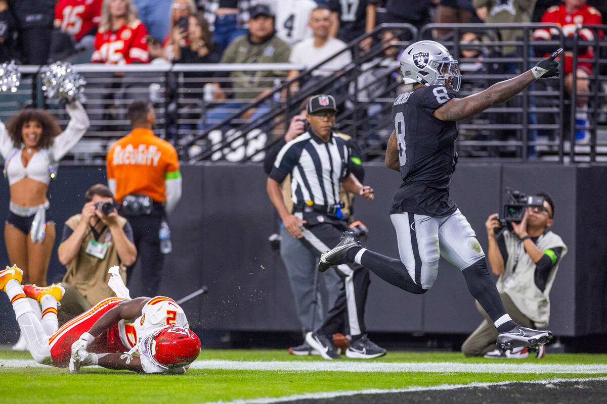 Raiders running back Josh Jacobs (8) streaks for the end zone as Kansas City Chiefs cornerback ...