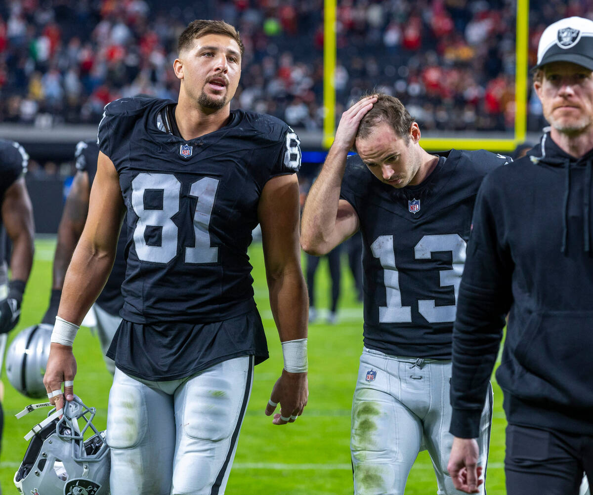 Raiders wide receiver Hunter Renfrow (13) puts a hand on his head next to tight end Austin Hoop ...