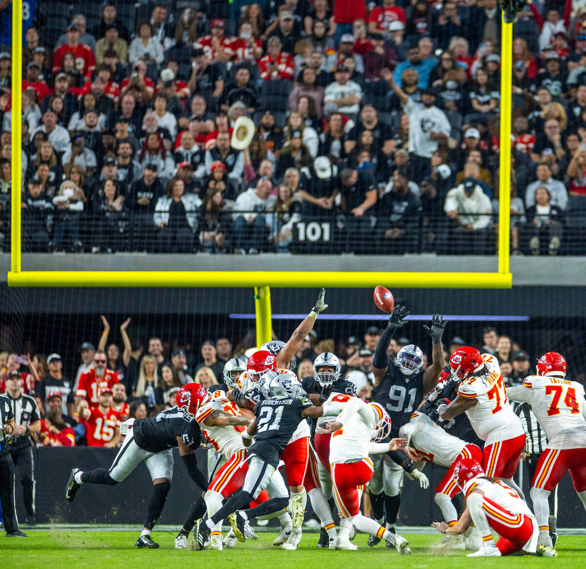 Raiders defensive tackle Bilal Nichols (91) attempts to block a Kansas City Chiefs field goal d ...