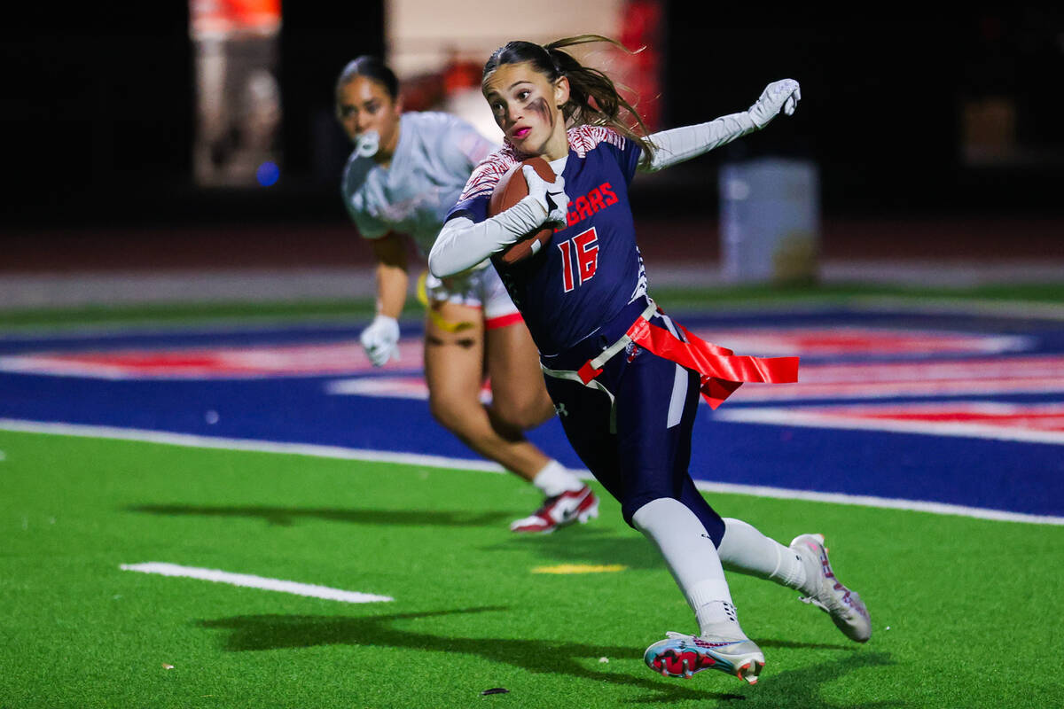 Coronado’s Sienna Siteine (16) runs the ball down the field during a flag football game ...