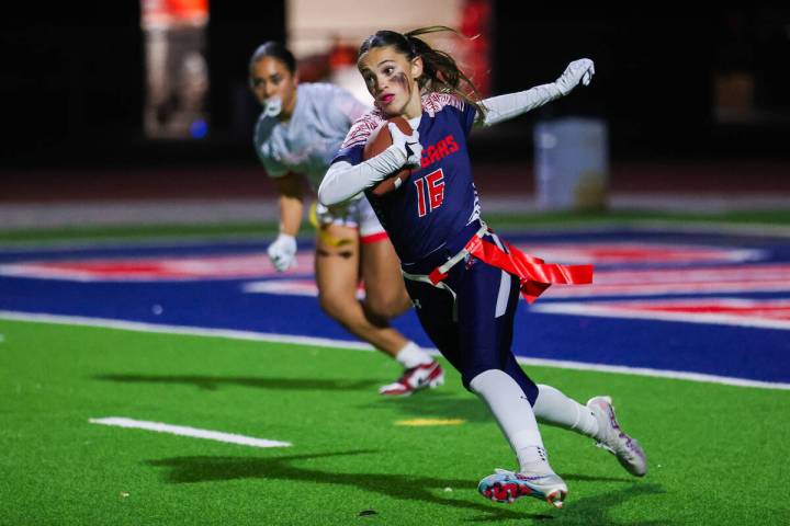 Coronado’s Sienna Siteine (16) runs the ball down the field during a flag football game ...