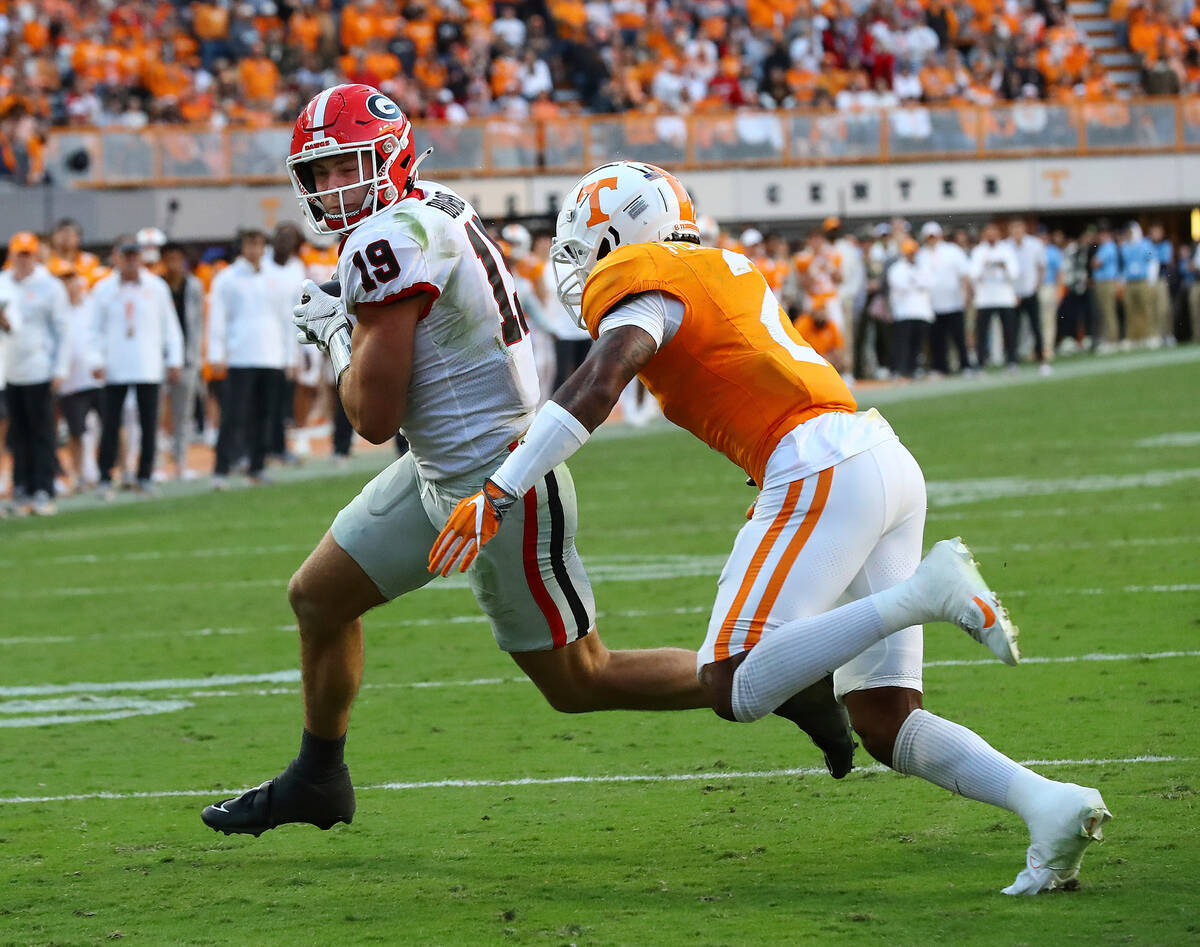 Georgia tight end Brock Bowers gets into the endzone past Tennessee defensive back Jaylen McCol ...