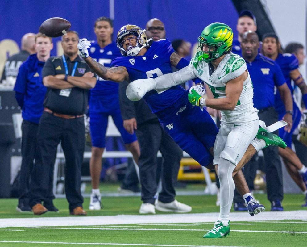 Washington Huskies wide receiver Ja'Lynn Polk (2) extends for a possible reception over Oregon ...