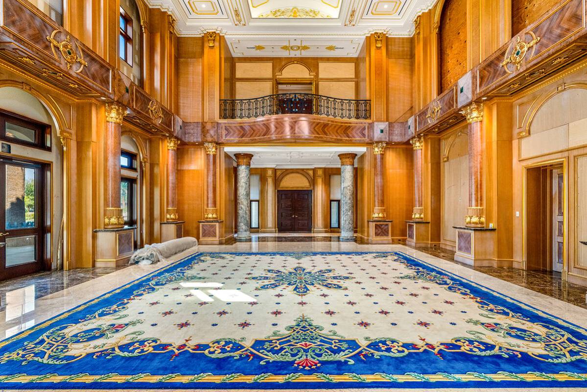 La casa principal tiene 37,466 pies cuadrados y cinco dormitorios y ocho baños.  (Lujo)