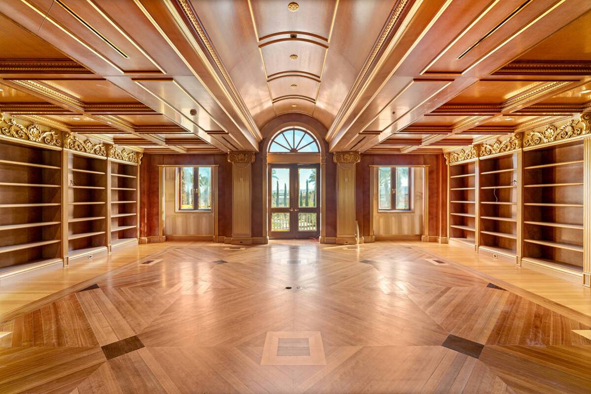 El complejo Spanish Trail está lleno de detalles de lujo únicos, incluida esta biblioteca u oficina...