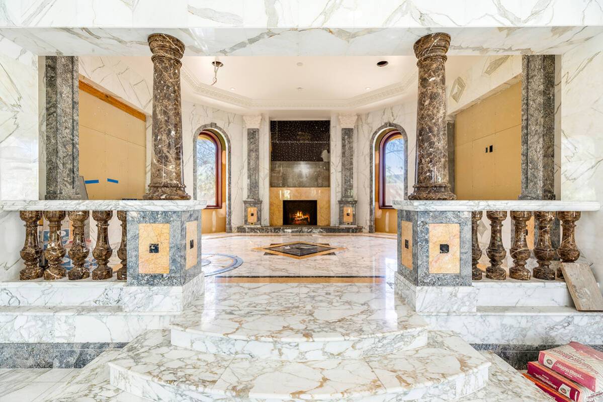 El complejo Spanish Trail está ubicado en aproximadamente 16 acres.  El complejo tiene una superficie de 110,320 pies cuadrados, con un área de 10...