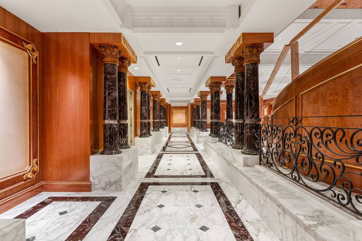 El complejo Spanish Trail está ubicado en aproximadamente 16 acres.  El complejo tiene una superficie de 110,320 pies cuadrados, con un área de 10...