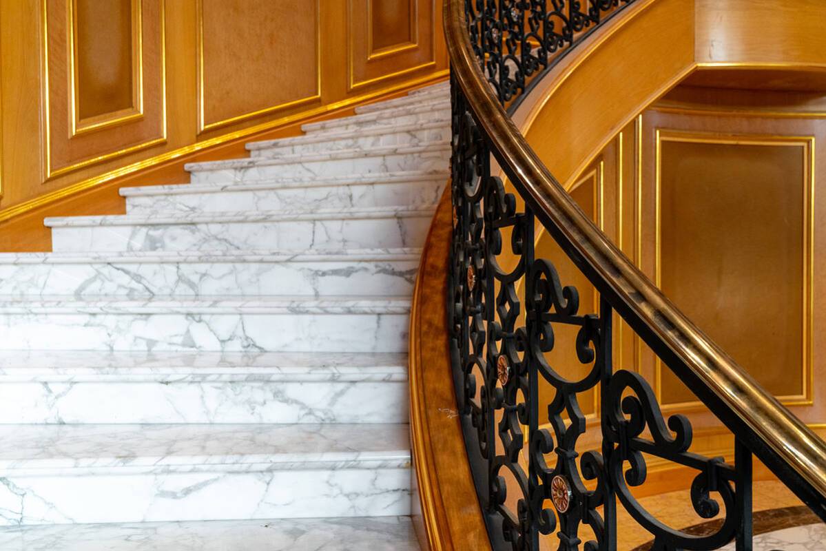 El complejo Spanish Trail está ubicado en aproximadamente 16 acres.  El complejo tiene una superficie de 110,320 pies cuadrados, con un área de 10...