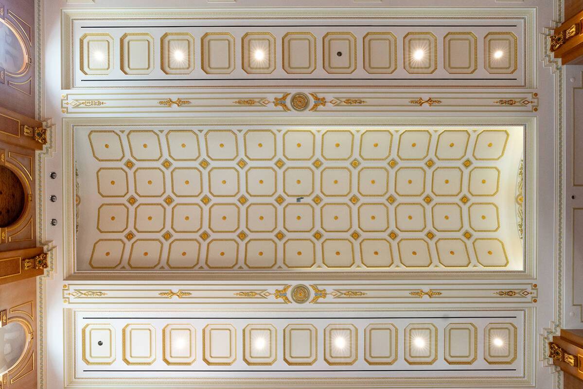 El complejo Spanish Trail está ubicado en aproximadamente 16 acres.  El complejo tiene una superficie de 110,320 pies cuadrados, con un área de 10...