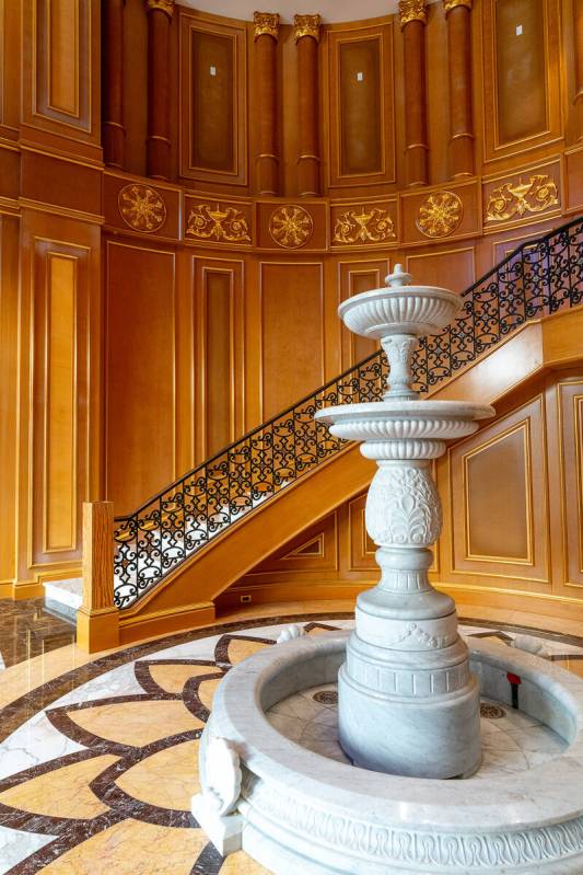 El complejo Spanish Trail está ubicado en aproximadamente 16 acres.  El complejo tiene una superficie de 110,320 pies cuadrados, con un área de 10...