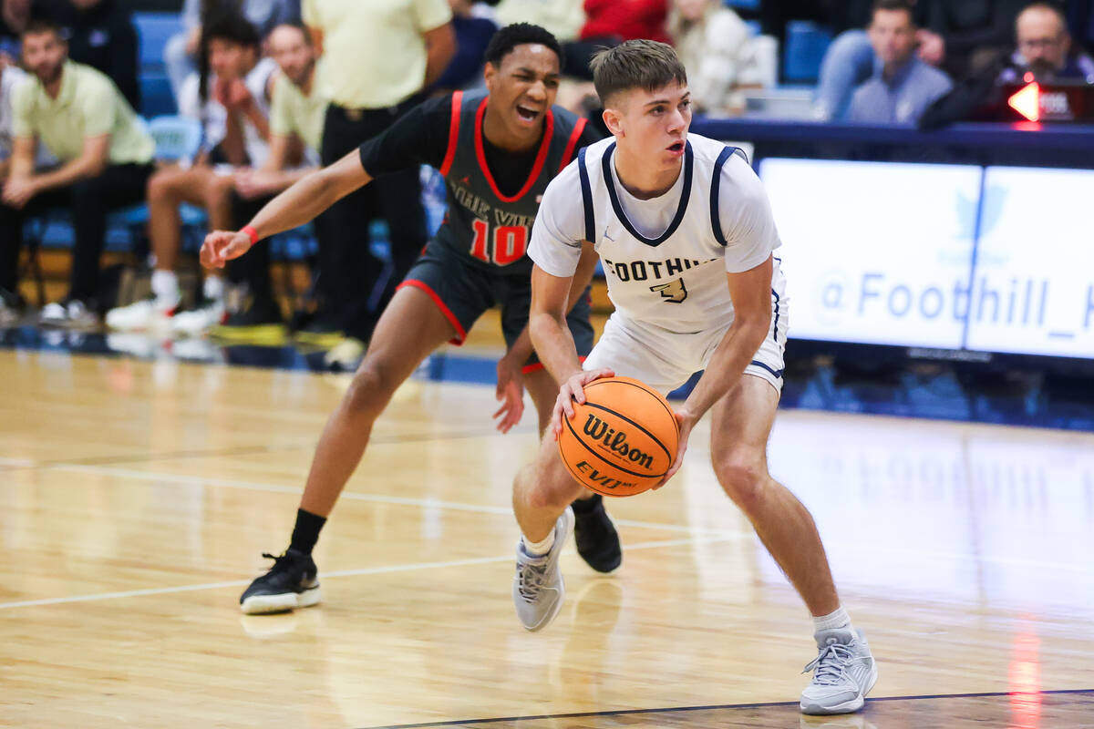 Foothill’s Travis Kenzevich (3) dribbles the ball past Arbor View’s Trammell Dard ...