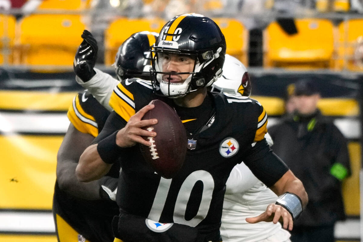 Pittsburgh Steelers quarterback Mitch Trubisky (10) plays during the second half of an NFL foot ...