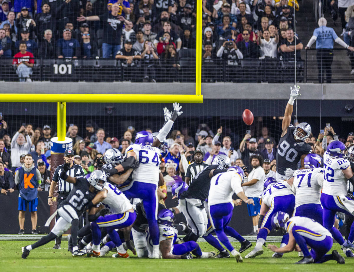 Raiders defensive tackle Jerry Tillery (90) is the closest to blocking the only field goal and ...