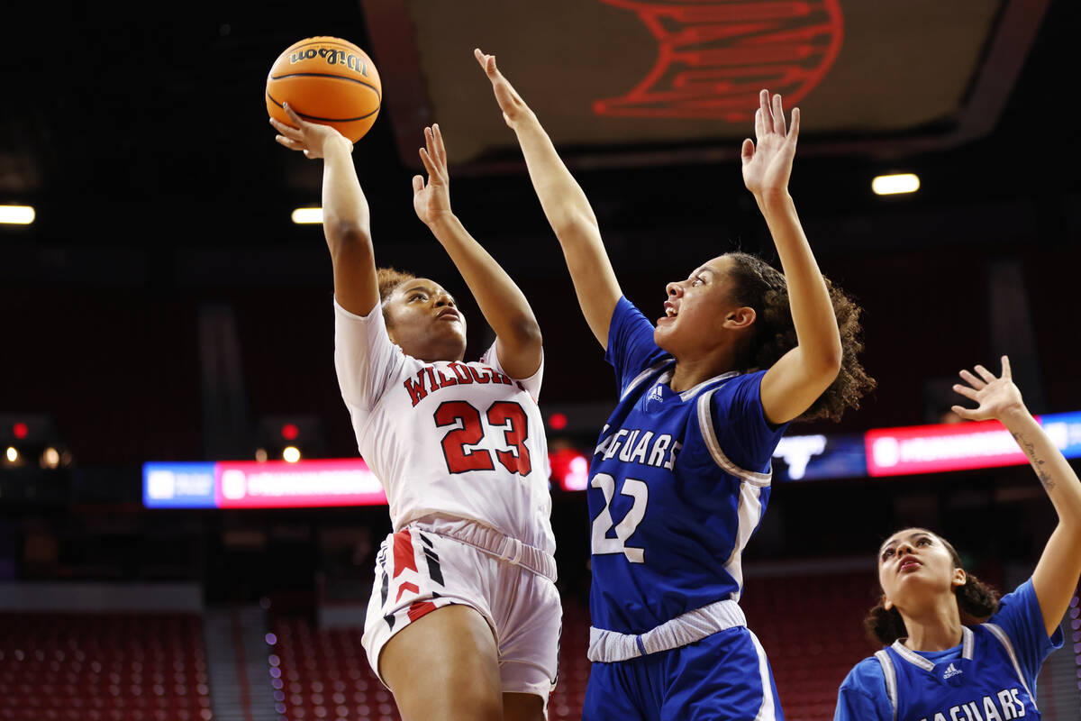 Desert Pines' Trista Mabry (22) defends a shot from Las Vegas' Kayla Terry (23) during the clas ...